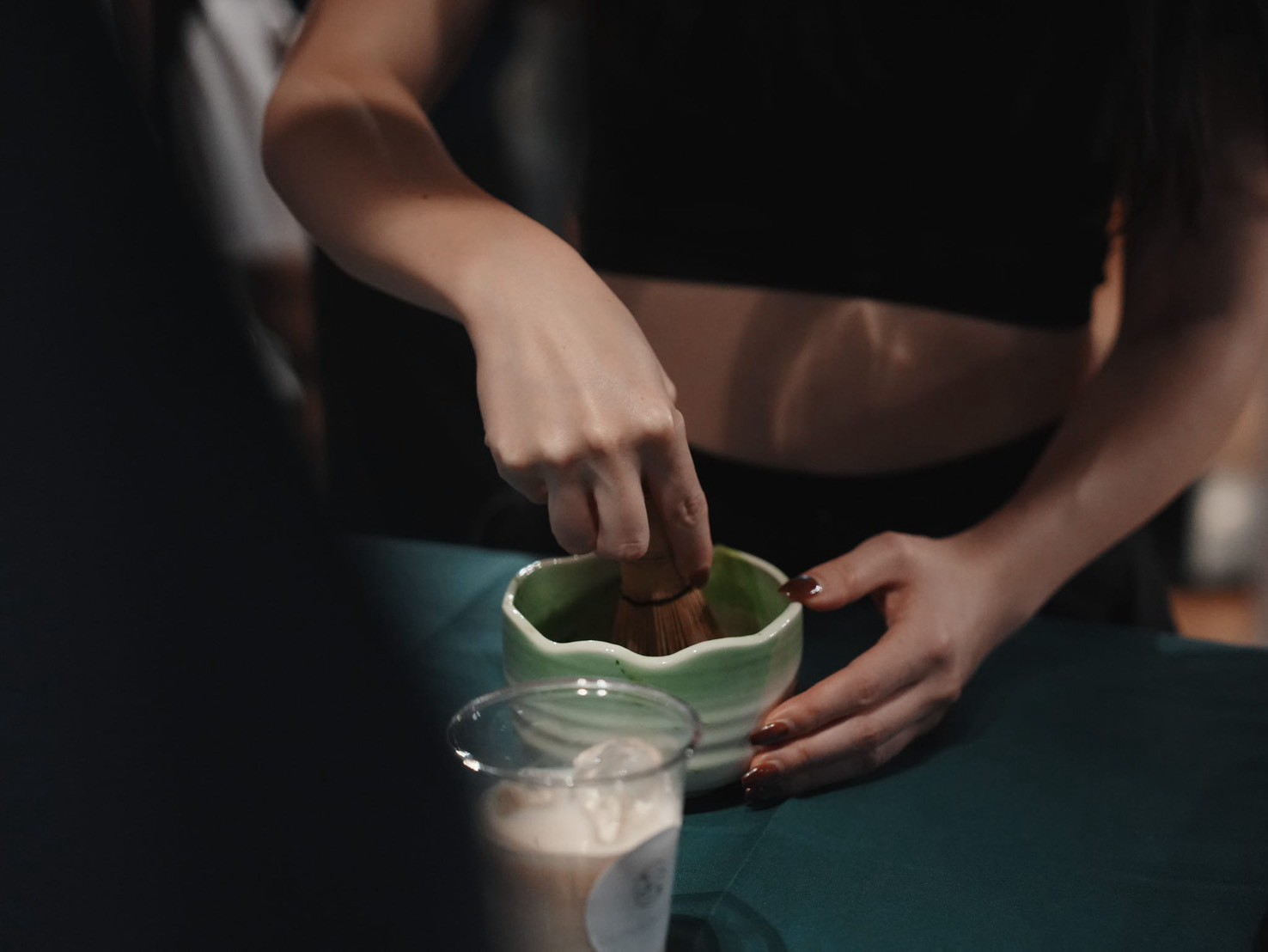会場で抹茶を点てる手元