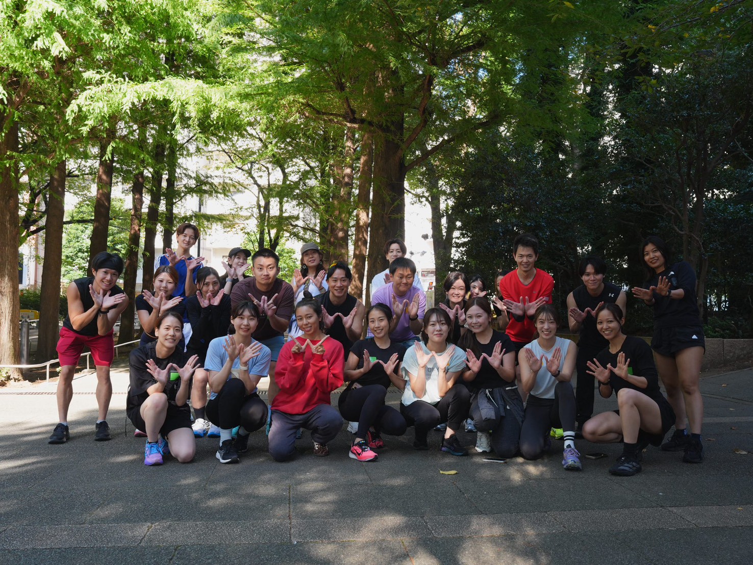 公園に集まった参加者の集合写真