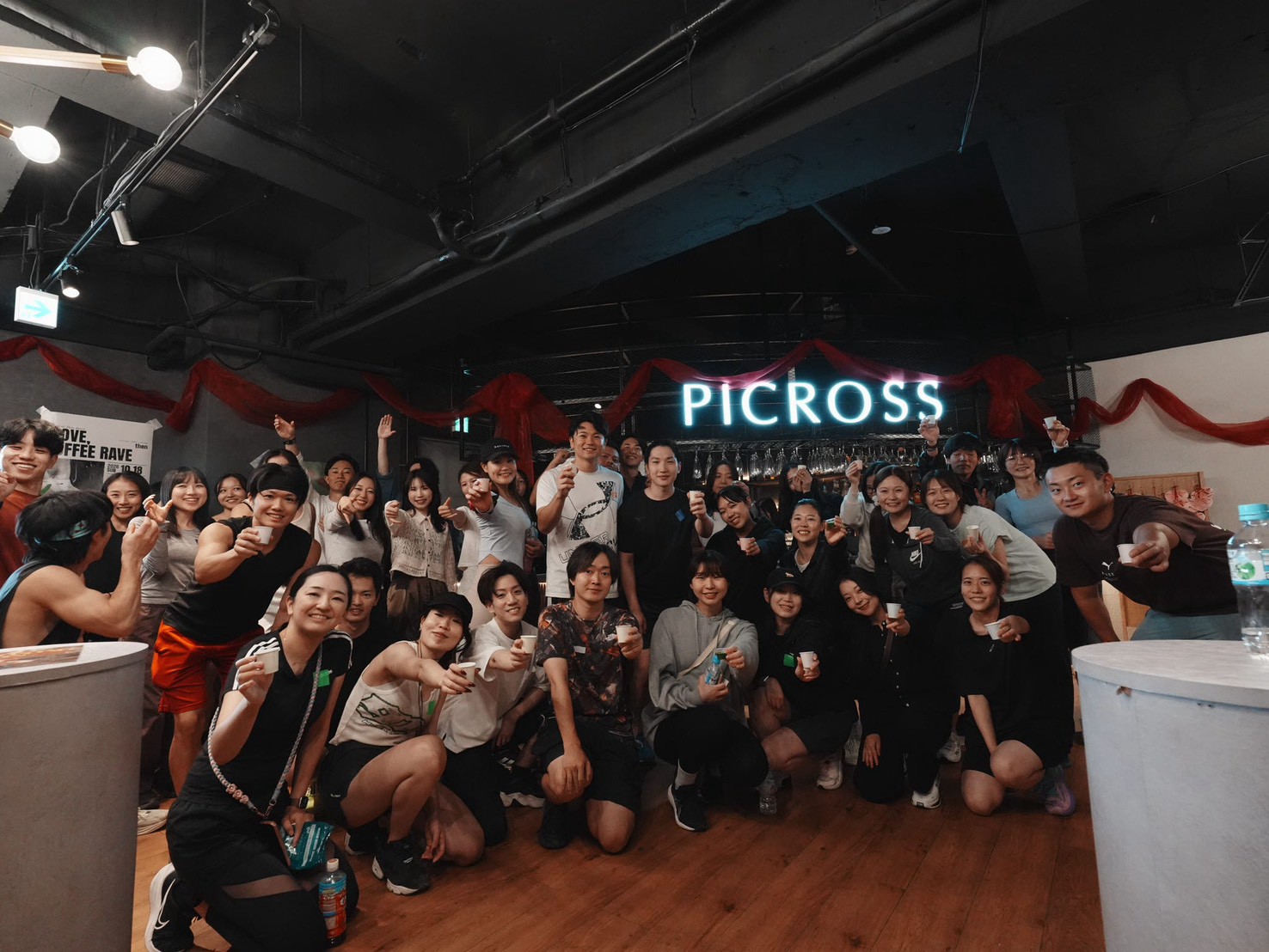 音楽とドリンクを楽しみながら交流するTokyo Movement 1.0の参加者